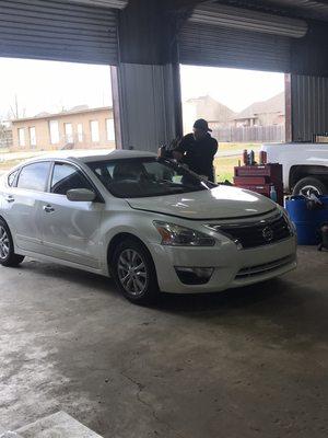 Using hand tools, as a safer way to remove a windshield