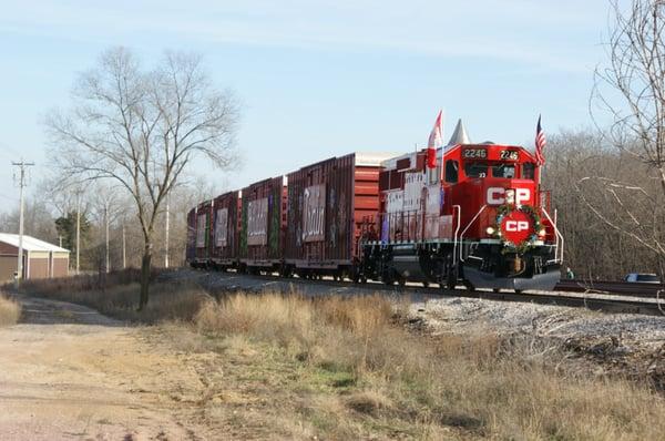 THE STATION WAS A MAD HOUSE SO I WENT A MILE DOWN THE TRACK BEFORE THE 2015 CP HOLIDAY TRAIN HIT THE STATION.