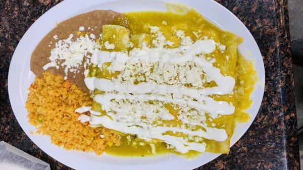 green enchiladas whit chicken , rice and beans