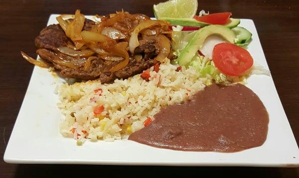 Delicioso bistec ensebollado