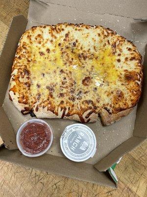 Cheezybread w. Ranch and Pizza sauce dipping cups