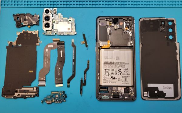 Galaxy S21 in pieces.