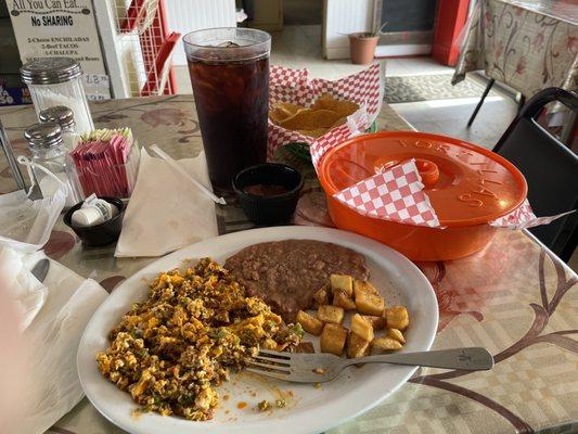 Chorizo con huevos with jalapeños.