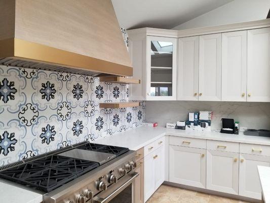 Kitchen countertop in quartz slab material. Located in Studio City.