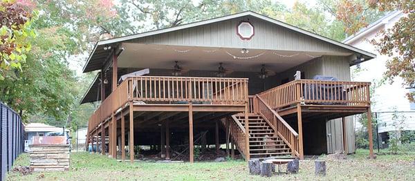 Large back deck overlooking the lake. Great place to stay for fishing Lake O' The Pines, exploring Jefferson TX and all of East