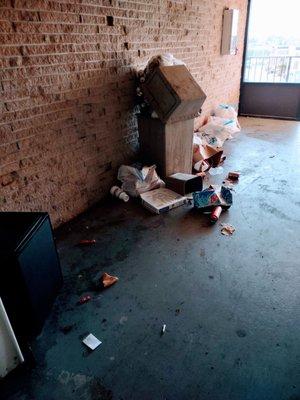 Trash next to ice machine that doesn't work