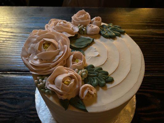 London Fog cake with icing flowers