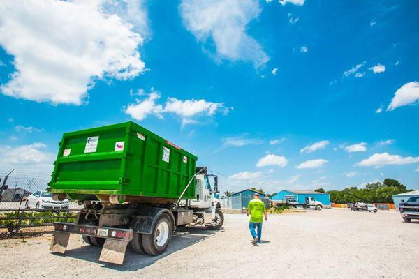 Moon Mini Dumpsters delivers safe and efficient roll-off dumpsters to Louisville, KY and Lexington, KY. Call us at 5027722821.