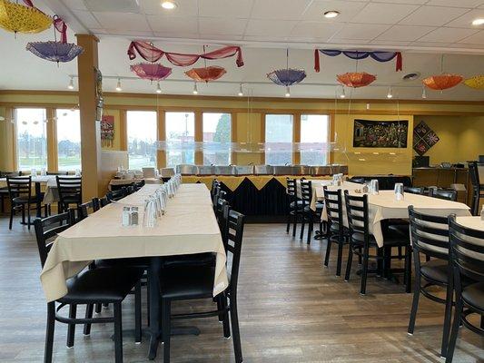 Inside seating area and buffet.   (12/2/2022)