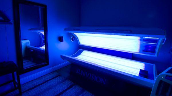 Get Dark in our 20 min Lay Down Bed featuring Facial Tanners.