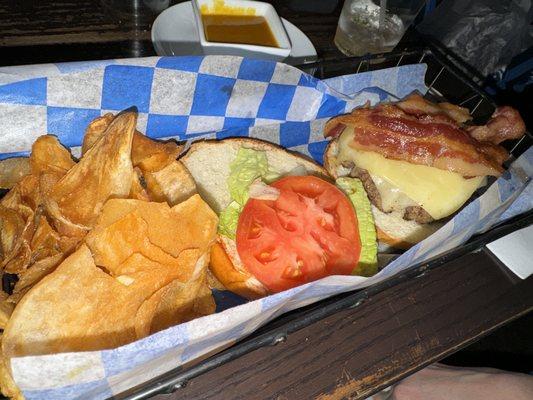 Cheeseburger with chips