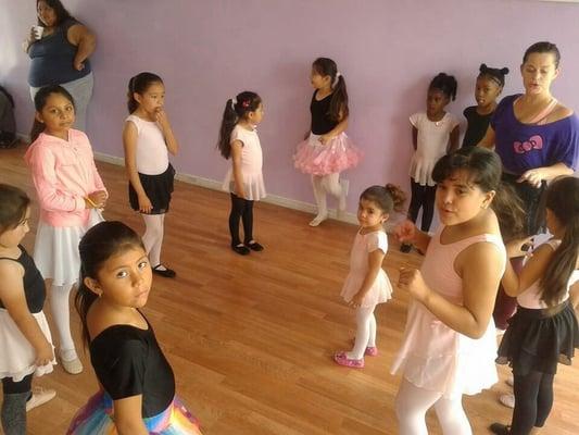 Classes de Ballet para niñas en Angie Dance Studio, Los Sabados de 10:30-11:30am. $10 Por clase.