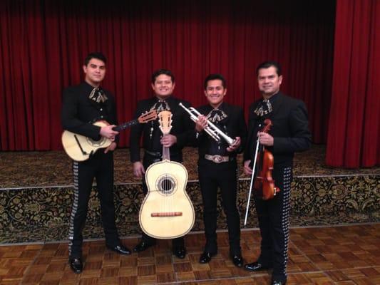 Hola amigos quiero decirles que contamos con bocina y microfonos para su evento gracias su Mariachi Alma Latina ...!!!