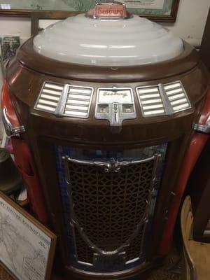 Old jukebox plays 78's. Needs repair.