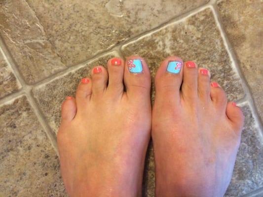 Great job on my beachy starfish pedicure!!