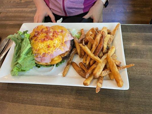 Burger with fried egg, ham and cheese, no bun