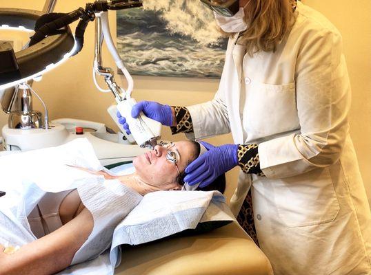 Dr. Cheryl Harris Geer giving a Halo laser treatment