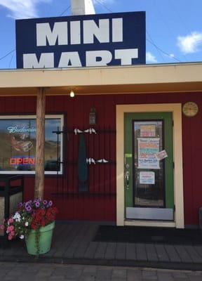 Awesome little mini mart.  They even serve breakfast for $3.99.