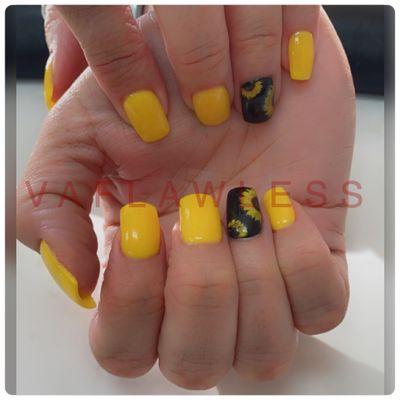 Dip set with sunflower nail design