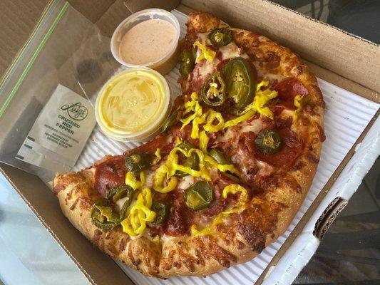 Small, original hand-tossed crust w/banana peppers, jalapeño, pepperoni & bacon bits pizza!   ... super tasty !:)