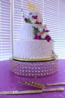 I asked for a simple elegant wedding cake and she delivered! Everything was done beautifully and on time.