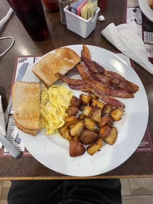 Eggs, bacon, toast and home fries