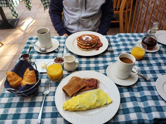 Omelet with asparagus and ham and blueberry pancakes with bacon