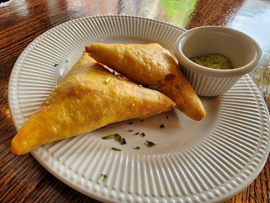 Chicken sambusa and vegetable sambusa