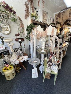 Pretty fabric strip swag, chicken wire folding screen, and garden accessories. So cozy!