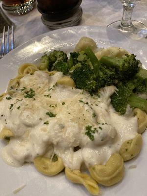 Alfredo pasta with veggies