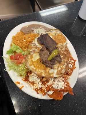 Chilaquiles Rojos con Carne y Huevo Desayuno