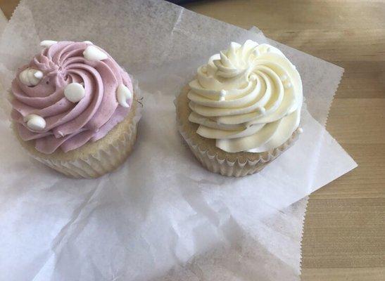 Raspberry cupcake and Very Vanilla cupcakes - pretty to look at, but very dry - not good.