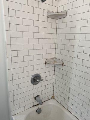 Before picture of shower/bathtub in West Philadelphia