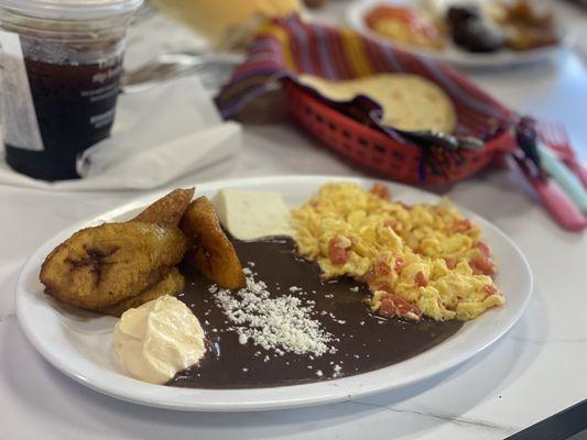 Desayuno Chapin!  Huevitos y frijolitos!