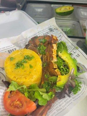 Chuleta Kan-Kan con Mofongo y Ensaladita