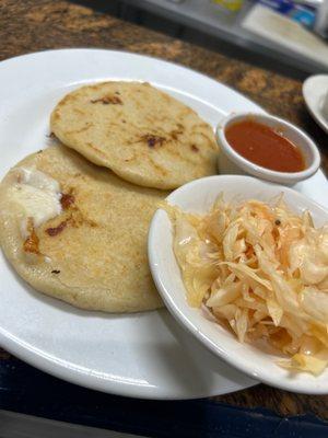 Papusas de Queso, con curtido de vinagre y Salsa de Tomate!! Súper recomendadas!!