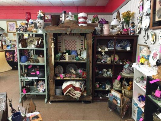 Primitive furniture, collectible kitchenware, quilts, lamps, books and vintage décor.