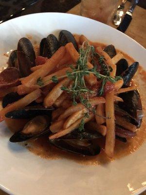 Mussels and fries in tomato sauce