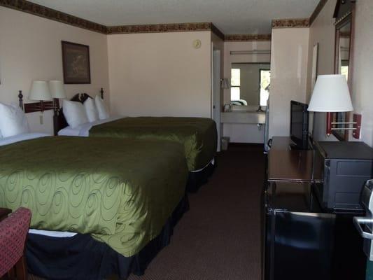 Two Queen Pillowtop w/ Ultra Plush Duvet, 32" LCD Flat Panel TV, Microwave/Fridge, In-Room Coffee, Full Hot Breakfast, Wi-Fi