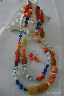 Double-strand necklace in colored coral, colored howlite, agate, crystal and peridot.