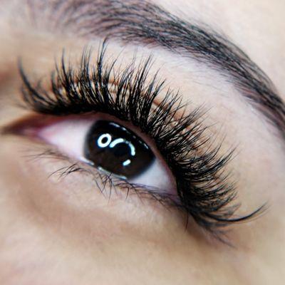 Whispy Hybrid Lash Extensions