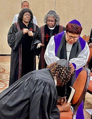 Bishop Carolyn H. Glenn praying