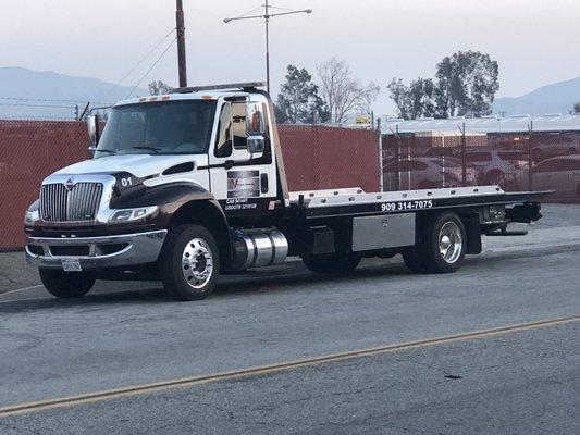 This truck has a special bed for any lowered vehicle or truck this truck here will do the job damage free