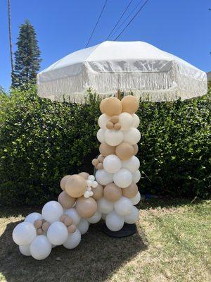 Umbrella with ballon garland for the flower bar