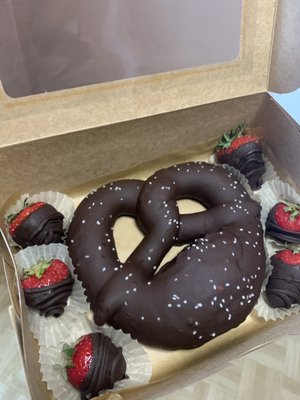 Chocolate Covered Pretzel & Chocolate Dipped Strawberry Box