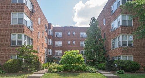 400-12 S. Scoville,  Oak Park Semi-modern three floor walk-up building. Good size kitchen, living room and eating area Laundry room.