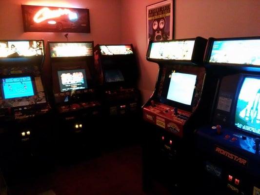 Arcade game room with 10 arcades at Retro Madness in Hurst. All 1 quarter per play!