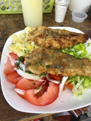 Pescado Frito Con Ensalada Chilena