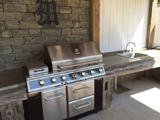 Outdoor kitchen in garden area for our guests to enjoy.