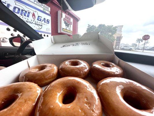 @mr.eats305 told me to try it !!! Half a dozen glazed donuts